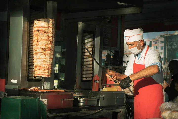 Döner ocağında çalışan aşçı