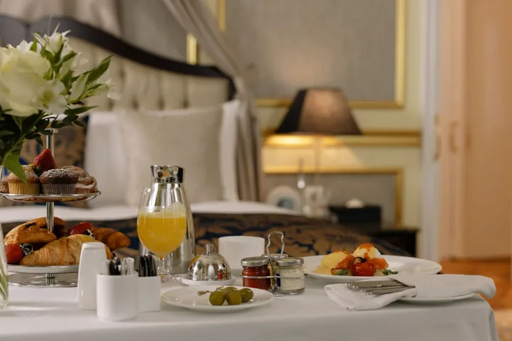 Otel odasında kahvaltı masası