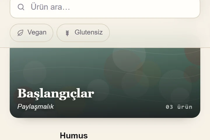 Misafir menüsünde ürün listesi, alerjen ve kalori etiketleri